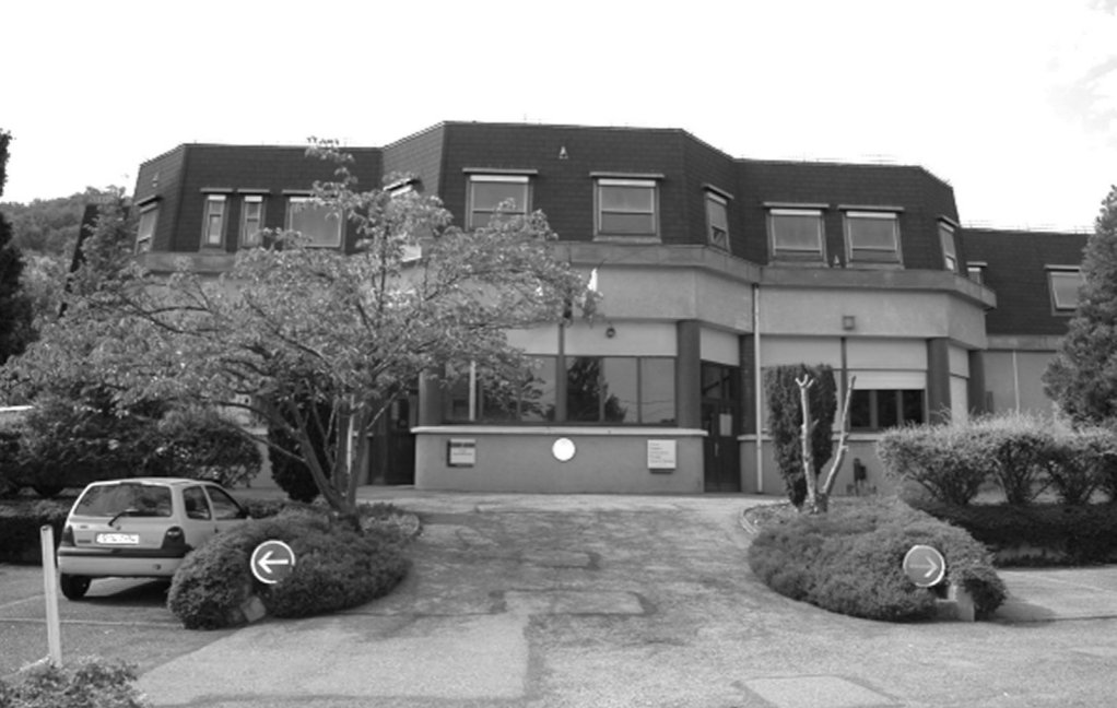 La Caisse Primaire d'Assurance Maladie, rue Saint-Anne, en 2009 (photographie noir et blanc : Jean-Luc Gouret)